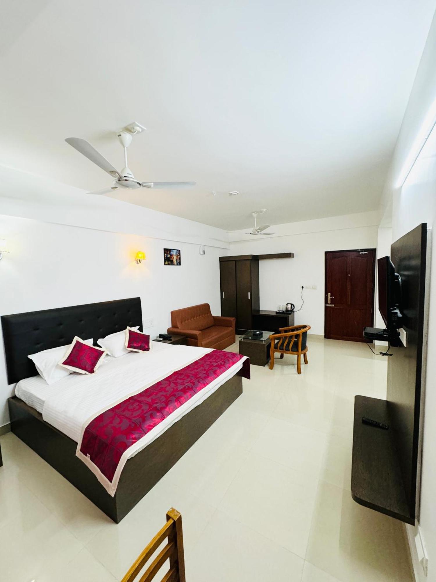 Royal International Hotel Trippapur Extérieur photo